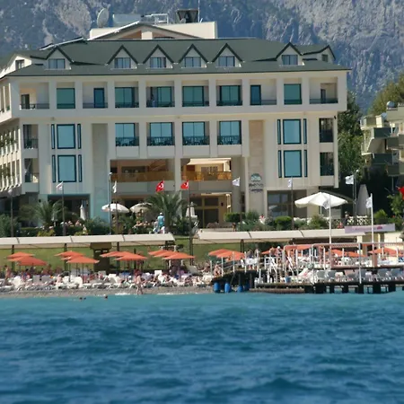 ホテル Golden Lotus ケメル